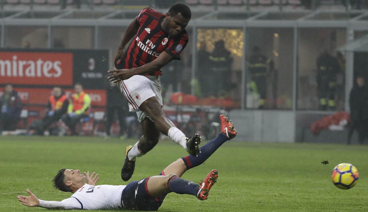 Gelandang AC Milan, Franck Kessie, melepaskan tendangan ke gawang Crotone pada laga Serie A di Stadion San Siro, Milan, Sabtu (6/1/2018). AC Milan menang 1-0 atas Crotone. (AP/Luca Bruno)