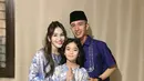 Berpose bareng orang-orang terkasih, Ayu Ting Ting tampil elegan kenaka kaftan satin bermotif nuansa biru muda-putih saat rayakan Lebaran hari ke-2. [@ayutingting92]