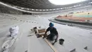 Pekerja menyelesaikan pengerjaan proyek renovasi Stadion Utama Gelora Bung Karno, Jakarta, Jumat (17/3). Stadion yang dalam tahap renovasi untuk Asian Games 2018 itu terus dikebut dan ditargetkan selesai pada Oktober 2017. (Liputan6.com/Immanuel Antonius)