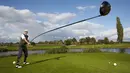  Karsten Maas dari Denmark berhasil membuat stik golf terpanjang di dunia. Stik golf yang Panjangnya 4.37 m ini juga bisa digunakan memukul bola sejauh 165.46m (AFP PHOTO / GUINNESS WORLD RECORDS / RANALD)
