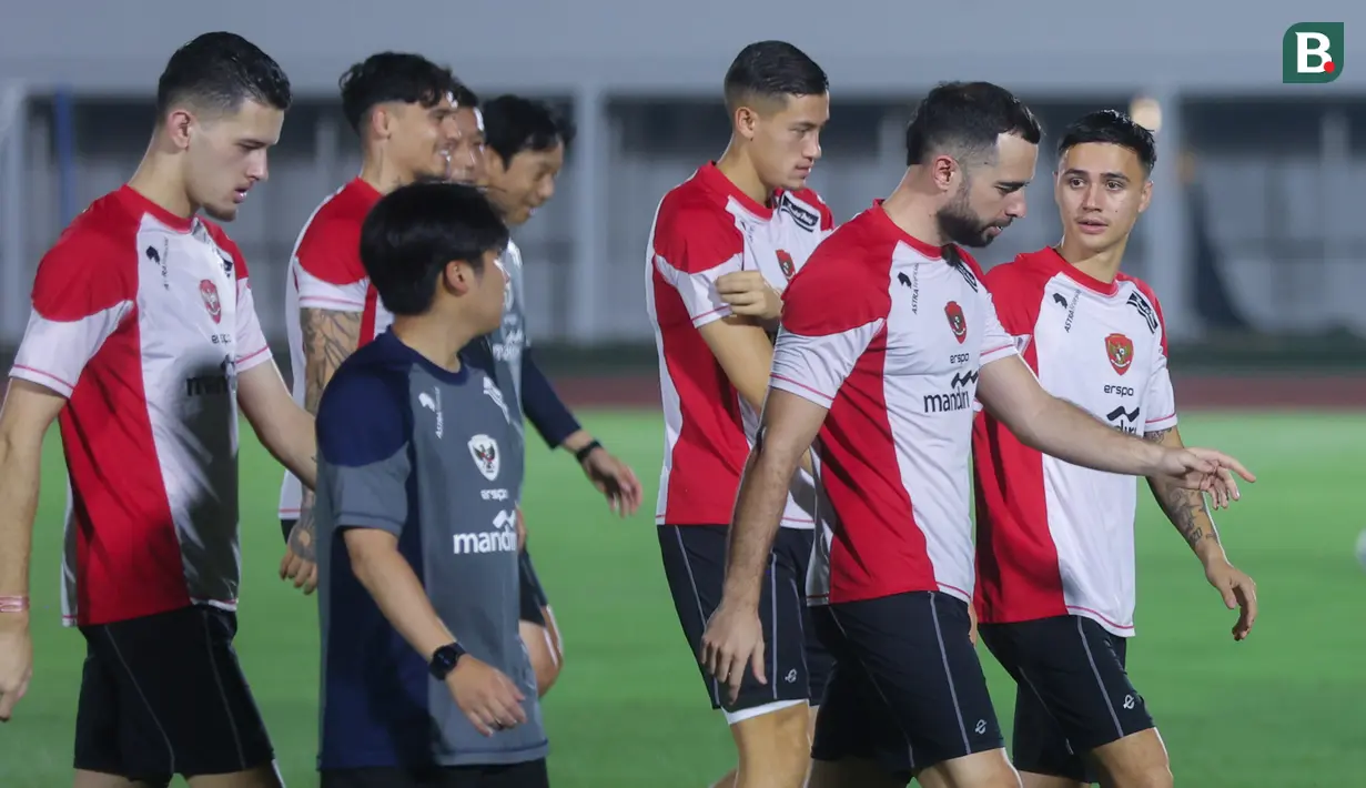Pemain Timnas Indonesia, Eliano Reijnders, berbincang dengan Jordi Amat, saat mengikuti sesi latihan jelang laga melawan Arab Saudi di Stadion Madya Jakarta, Minggu (11/7/2024). (Bola.com/M Iqbal Ichsan)