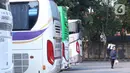 Calon penumpang membawa barang bawaannya di Terminal Poris Plawad, Tangerang, Banten, Jumat (30/4/2021). Kemenhub akan menempelkan stiker khusus pada kendaraan bus yang masih diperbolehkan beroperasi selama masa larangan mudik Lebaran pada 6-17 Mei 2021. (Liputan6 com/Angga Yuniar)