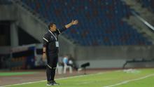 Pelatih Timnas Indonesia U-22, Indra Sjafri memberikan instruksi kepada anak asuhannya saat menghadapi Filipina dalam laga pertama Grup C SEA Games 2025 di 700th Anniversary Stadium, Chiang Mai, Senin (8/12/2025). (Bola.com/Bagaskara Lazuardi)