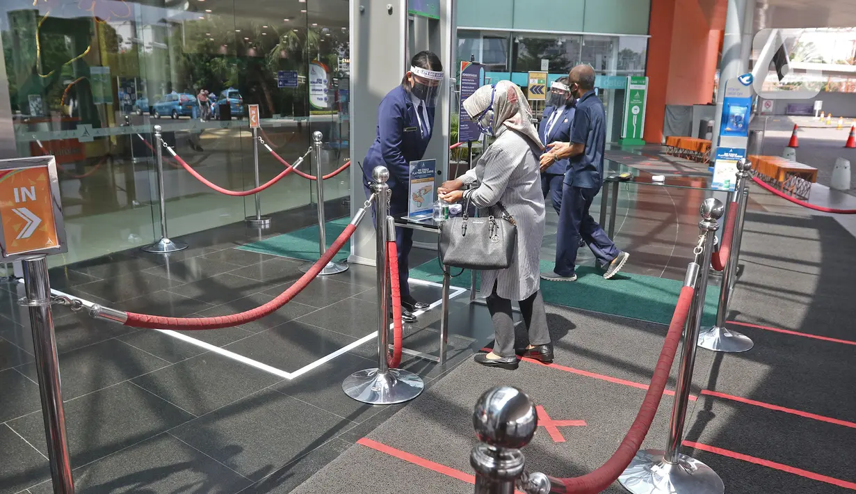 Pengunjung menjalani pemeriksaan sebelum masuk ke dalam Mall Margo City, Depok, Jawa Barat, Selasa (9/6/2020). Pusat perbelanjaan atau mal di Kota Depok akan mulai dibuka pada 16 Juni 2020 dengan menerapkan sejumlah aturan protokol kesehatan yang ketat. (Liputan6.com/Herman Zakharia)