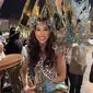 Laksmi DeNeefe Suardana saat bawakan kostum nasional phinisi di parade Miss Universe. (Dok: Instagram)