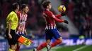 Striker Atletico Madrid, Antoine Griezmann mengontrol bola saat bertanding melawan Espanyol pada lanjutan Liga Spanyol di stadion Wanda Metropolitano di Madrid (22/12/2018). Barcelona dirumorkan kembali menaruh minat terhadap Antoine Griezmann. (AFP Photo/Oscar Del Pozo)