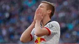 1. Dani Olmo (RB Leipzig)- Gelandang serang berusia 21 tahun ini banyak diminati klub besar Eropa pada bursa transfer Januari lalu. Namun, Dani Olmo melabuhkan hatinya ke RB Leipzig. (AFP/Odd Andersen)