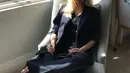 Ia padukan vest bergaris dengan blazer dan celana panjang yang serasi [@imwinter]