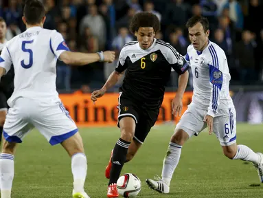 Duel panas terjadi di laga kualifikasi Piala Eropa 2016 antara Israel dengan Belgia di Teddi Malcha Stadium, Jerusalem,Rabu (1/4/2015). Belgia menang 1-0 melawan Israel. (REUTERS/Ronen Zvulun)