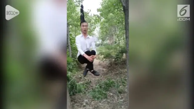 Atraksi dilakukan seorang pria di Provinsi Henan, China. Ia berayun dengan menggunakan rambutnya sepanjang 1,3 meter.
