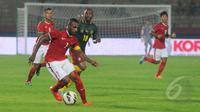 Pertarungan sengit tersaji di pertandingan uji coba antara Timnas Indonesia kontra Kamerun di Stadion Gelora Delta Sidoarjo, Rabu (25/3/2015). Kamerun Menang 1-0 atas Indonesia. (Liputan6.com/Herman Zakharia)