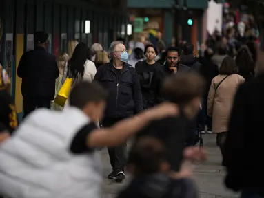 Seorang pria yang mengenakan masker berjalan di sepanjang area perbelanjaan Oxford Street di pusat kota London, Rabu (20/10/2021). Organisasi Kesehatan Dunia atau WHO mencatat terjadi kenaikan kasus Covid-19 sebesar 7% di seluruh Eropa pada pekan lalu. (AP Photo/Matt Dunham)