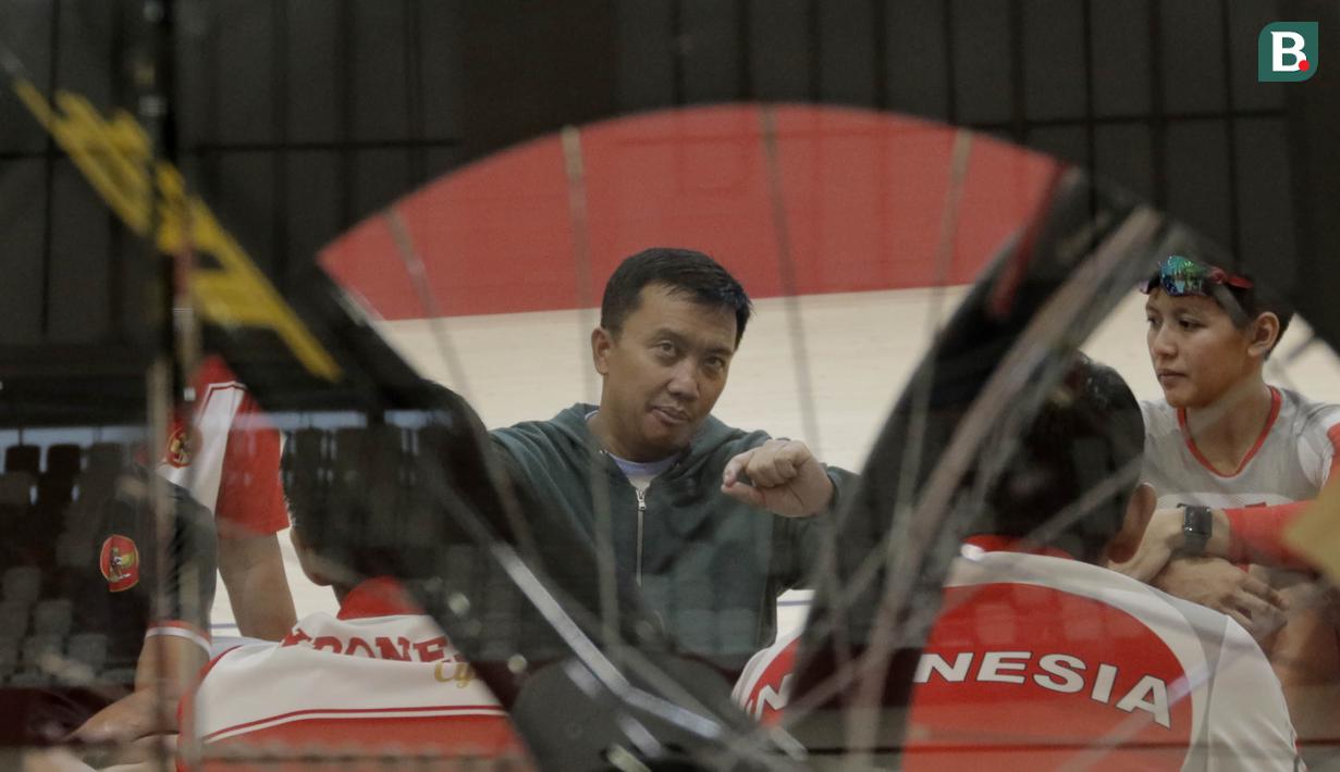 Menpora RI, Imam Nahrawi, memberi arahan kepada atlet saat meninjau venue balap sepeda di Jakarta Internasional Velodrome, Jakarta, Selasa (31/7/2018). Menpora berharap para atlet dapat berprestasi di Asian Games 2018. (Bola.com/M Iqbal Ichsan)