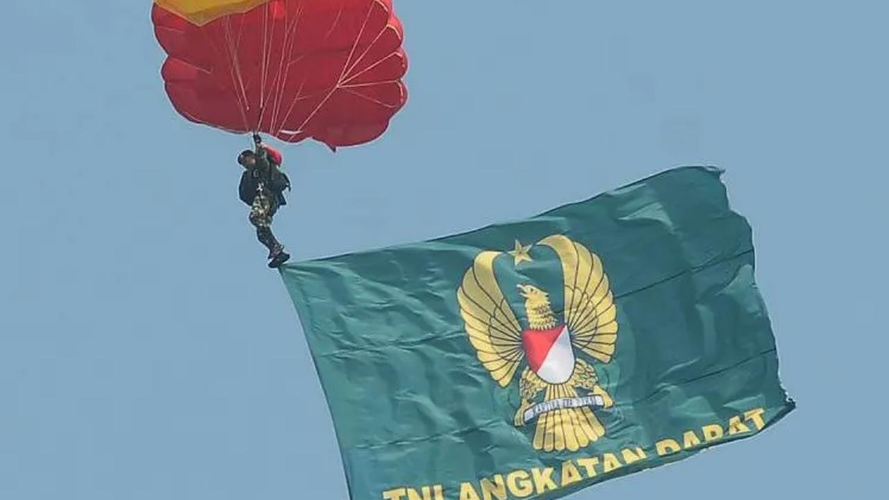 VIDEO: Ekspresi Kagum Try Sutrisno hingga Pensiunan Jenderal Lihat Aksi Penerjun di HUT TNI