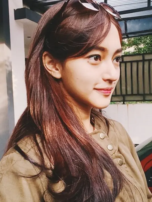 Indah Kusuma memang sudah lama mengincar dunia entertainment. Dengan kecantikan serta talenta yang dimilikinya, ia sukses merambah dunia akting dan tarik suara. (viainstagram@indahkus_/Bintang.com)