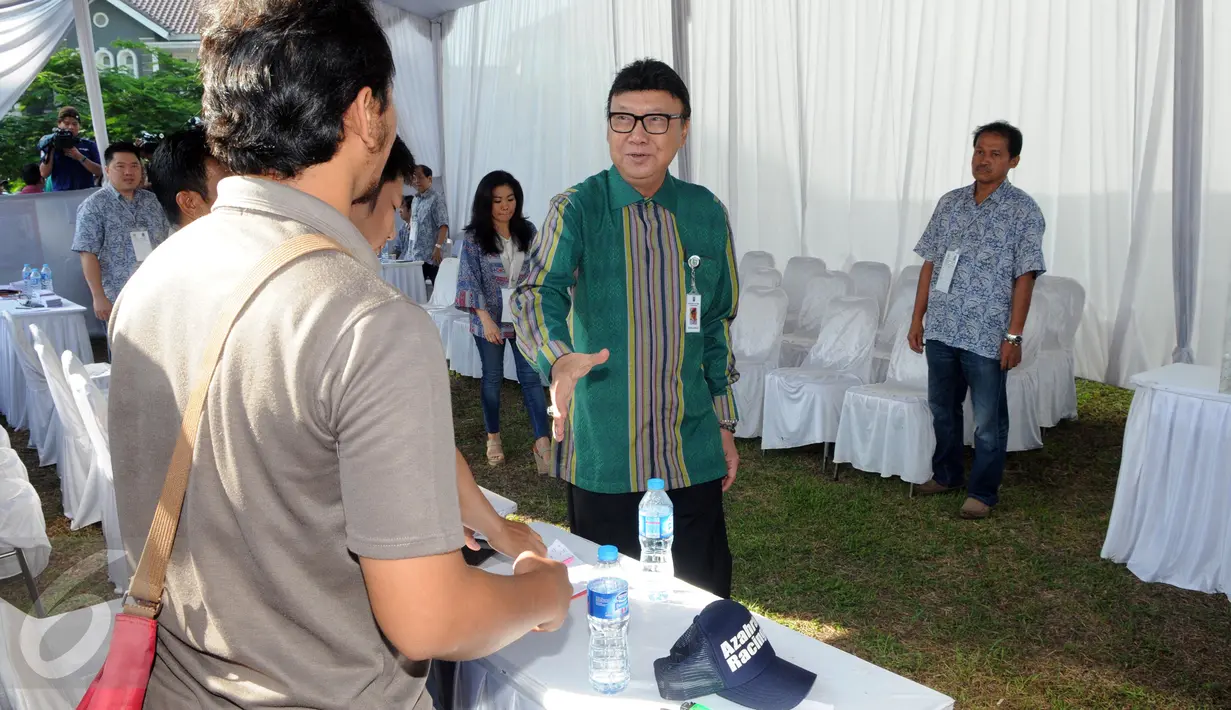 Menteri Dalam Negeri Tjahjo Kumolo saat meninjau kesiapan TPS 17 di Alam Sutera, Kecamatan Serpong, Tangsel, Rabu (9/12). Lokasi ini merupakan tempat Airin Rachmi Diany melakukan pencoblosan. (Liputan6.com/Helmi Afandi)