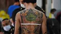 Seorang pria muda menjalani pemeriksaan fisik selama wajib militer tahunan di Bangkok (23/7/2020). (AFP Photo/Lillian Suwanrumpha)