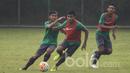 Pemain Timnas Indonesia U-22, Asnawi Mangkualam, mengamankan bola dari Nazar Nurzaidin saat latihan di Lapangan SPH Karawaci, Banten, Rabu (10/5/2017). (Bola.com/Vitalis Yogi Trisna)