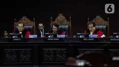 Ketua Hakim MK Anwar Usman (tengah) memimpin sidang putusan gugatan aturan umur kepala daerah di UU Pilkada di Mahkamah Konstitusi, Jakarta, Rabu (11/12/2019). MK menolak permohonan politikus PSI terkait batasan umur maju sebagai calon kepala daerah. (Liputan6.com/Faizal Fanani)
