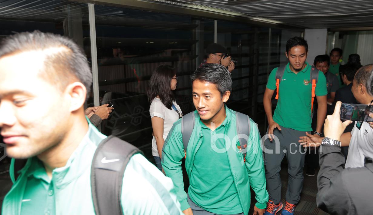 Para pemain Timnas Indonesia saat tiba di Bandara Soekarno-Hatta, Cengkareng. Timnas Indonesia tiba menggunakan maskapai Garuda Indonesia tepat pukul 18.30 WIB. (18/12/2016). (Bola.com/Nicklas Hanoatubun)