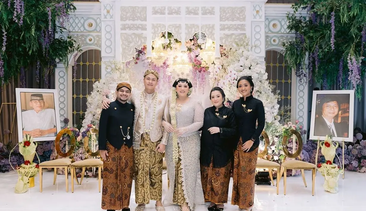 Di momen pernikahan Clarissa Putri, Fadil Jaidi tampil gagah mengenakan dua beskap berbeda. [Foto: Instagram/fadiljaidi]