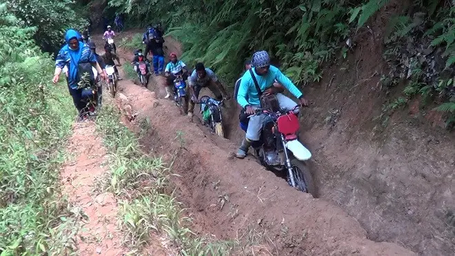 Jika tak minat menyewa ojek, Anda bisa berjalan kaki minimal delapan jam lamanya untuk sampai ke kecamatan di Gorontalo ini. (/Aldiansyah Mochammad Fachrurrozy)