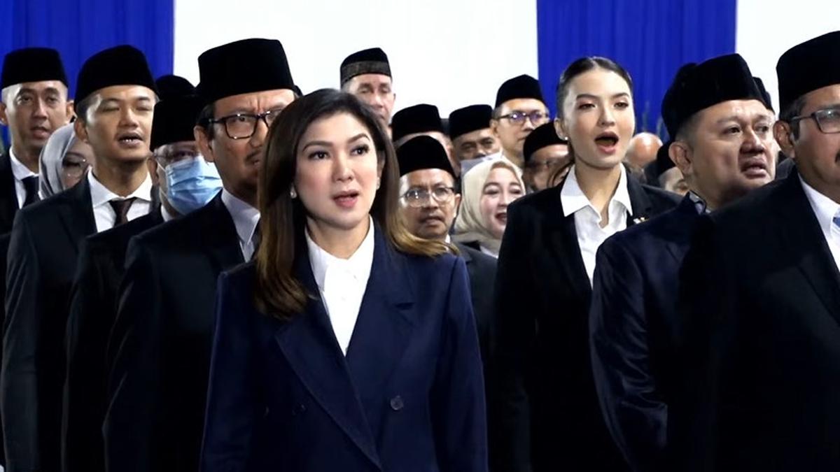 Gaya Formal Raline Shah Saat Dilantik Jadi Stafsus Dampingi Menteri Komdigi Meutya Hafid