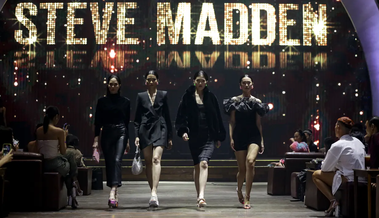 Koleksi akhir tahun 2022 kali ini, Steve Madden menghadirkan ragam pilihan alas kaki. Mulai dari platform sandals, sneakers, dan platform heels. Foto: Document/Steve Madden.