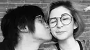 Musisi tampan, Kevin Aprilio mencium pipi sang pacar Naomi Lee. (instagram.com/naomisquirrel)