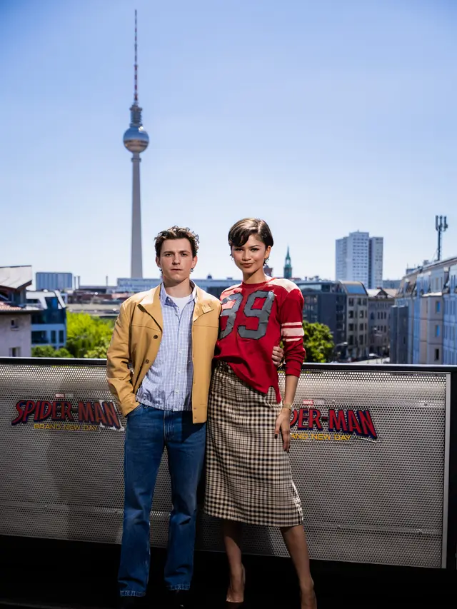 Bareng Suami, Gaya Sporty Chic Zendaya dengan Coach Fall 2026 Saat Promosikan Spider-Man: Brand New Day di Berlin