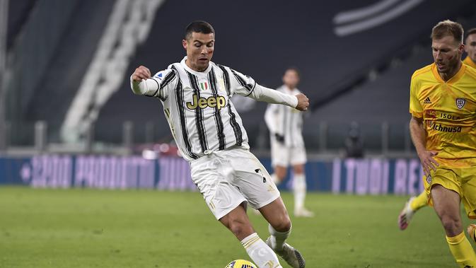 Bintang Juventus Cristiano Ronaldo tengah mengontrol bola saat coba diadang pemain Cagliari pada pekan kedelapan Liga Italia di Allianz Stadium, Minggu (22/11/2020) dini hari WIB. (Marco Alpozzi/LaPresse via AP)