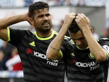 Pemain Chelsea, Diego Costa (kiri) dan Oscar terlihat kecewa dengan hasil seri 2-2 saat melawan Swansea City pada lanjutan Premier League di Liberty Stadium,(11/9/2016) WIB. (Action Images via Reuters/Carl Recine)