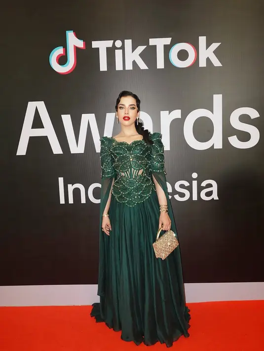 Terima penghargaan bergengsi tersebut, Tasya Farasya tampil cantik bak princess dengan serba kristal [@tasyafarasya]