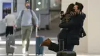 Natalia Abrahao diangkat tunangannya Mark Ogertsehnig saat mereka bertemu kembali di Bandara Internasional Newark Liberty di Newark, New Jersey, Senin (8/11/2021). AS membuka kembali perbatasannya mulai Senin untuk pengunjung asing, mengakhiri larangan masuk selama 20 bulan. (AP Photo/Seth Wenig)