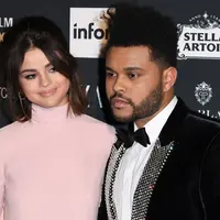 Setelah Travis Scott dan Kylie Jenner, kini giliran Selena Gomez dan The Weeknd yang kembali menjadi sorotan publik. Keduanya dikabarkan akan segera menikah setelah menjalin hubungan selama beberapa bulan ini. (AFP/Angela Weis)