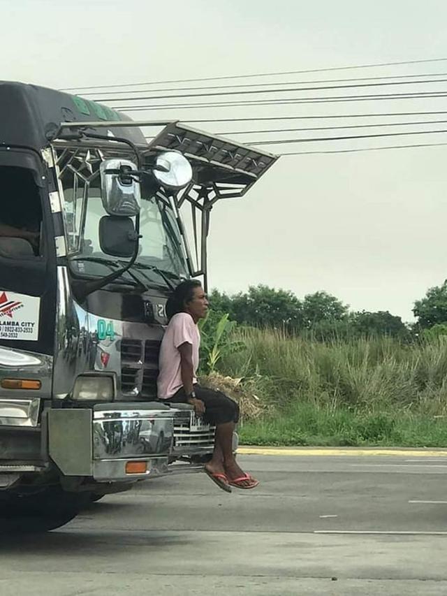 Bikin Ngeri, Ini 5 Potret Orang Absurd Saat Numpang di Depan Kendaraan