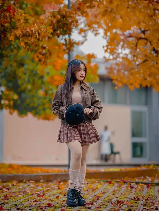 Baru-baru ini ia posting foto-foto cantik dengan latar musim gugur. Ia sendiri mengenakan tanktop, jaket bomber dan rok pendek. [Instagram.com/fuji_an]