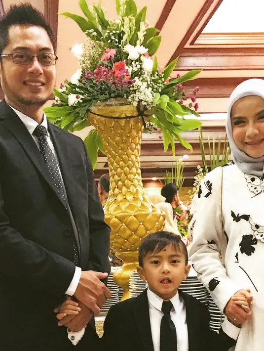 Demi membantu meringankan beban suaminya, Tasya berdagang hijab dan pakaian secara online. Meski usia kandungan delepan bulan, Tasya mengantarkan sendiri ke tempat pengiriman barang. (Instagram/ferryardiansyah19)