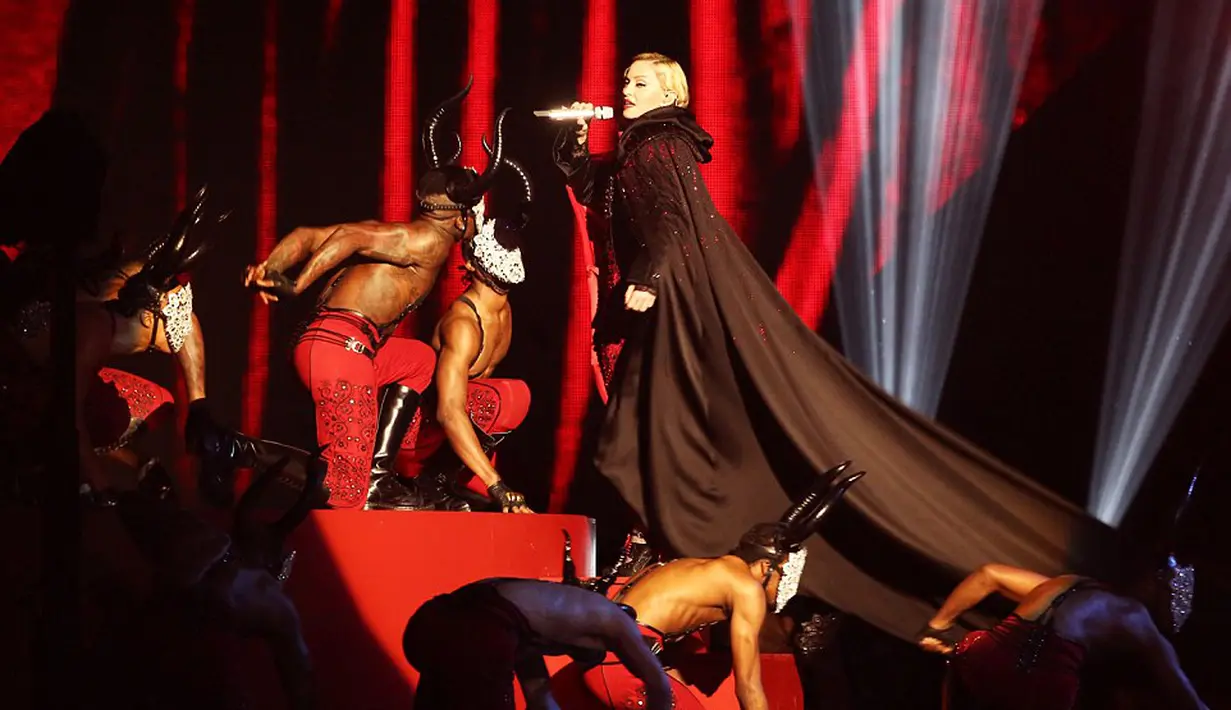 Dikelilingi para penari latar 'bertanduk' konsep yang diusung Madonna sangat keren