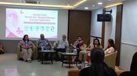Sejumlah narasumber dan peserta berdiskusi dalam sesi Health Talk &ldquo;Kenali dan Tangani Breast Cancer Sejak Dini&rdquo; yang digelar di Medistra Hospital, Kamis, 30 Oktober 2025.
