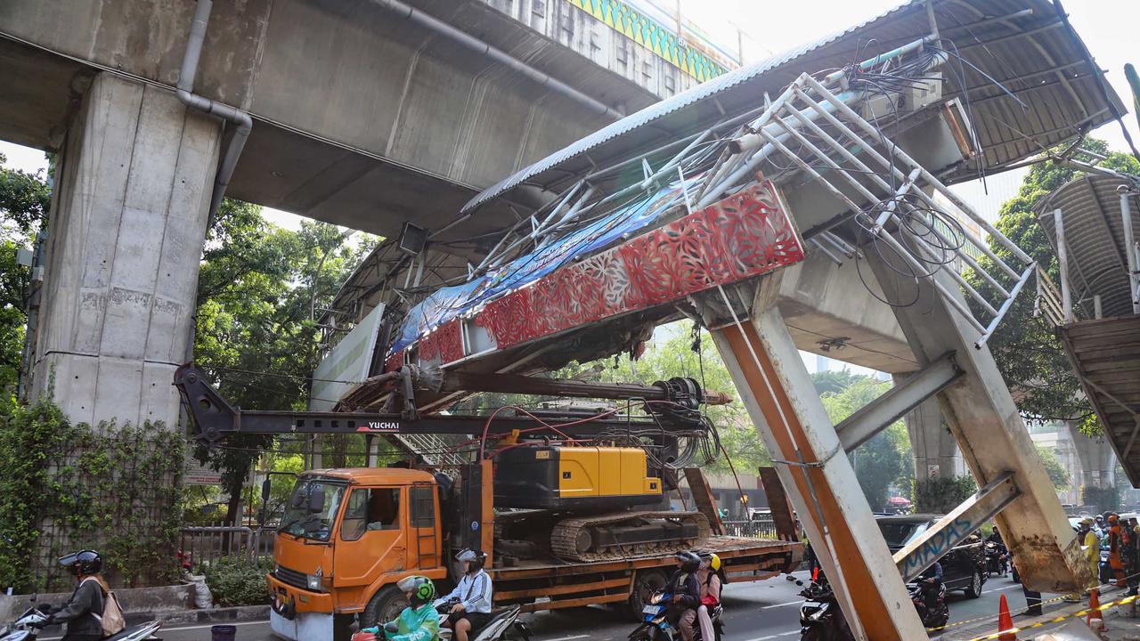 JPO Kapten Tendean Rusak Parah Akibat Truk Pengangkut Crane