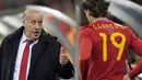 Pelatih Spanyol Vicente Del Bosque (kiri) berbincang dengan striker Fernando Llorente di laga perdelapan final PD 2010 melawan Portugal di Green Point Stadium, Cape Town, 29 Juni 2010. AFP PHOTO / LLUIS GENE 
