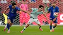 Pemain Kroasia Igor Matanovic menarik jersey pemain Portugal  Vitinha selama pertandingan sepak bola babak 32 Piala Dunia antara Portugal dan Kroasia di Toronto, Kamis, (02/07/2026). (AP Photo/ Mike Stewart)