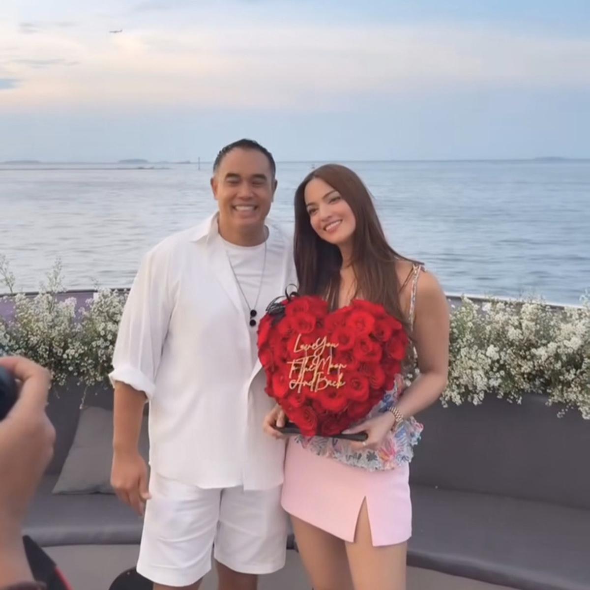 Potret Kejutan Ultah Ke-35 Nia Ramadhani dari Ardi Bakrie di Atas Yacht Mewah, Hadirkan Para Bestie