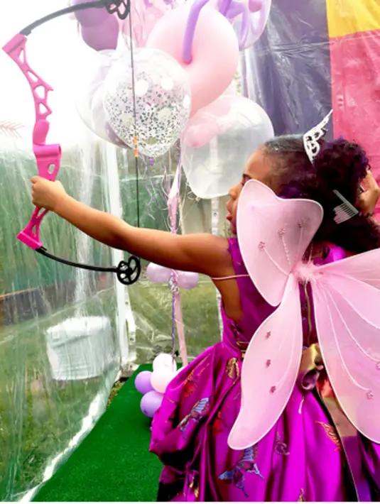 Putri kecil Beyonce dan Jay Z nampak begitu menggemaskan layaknya peri kecil Fairytopia. Blue Ivy mengenakan dress pink dan menggunakan sayap di punggungnya. (viawebsitebeyonce/Bintang.com)