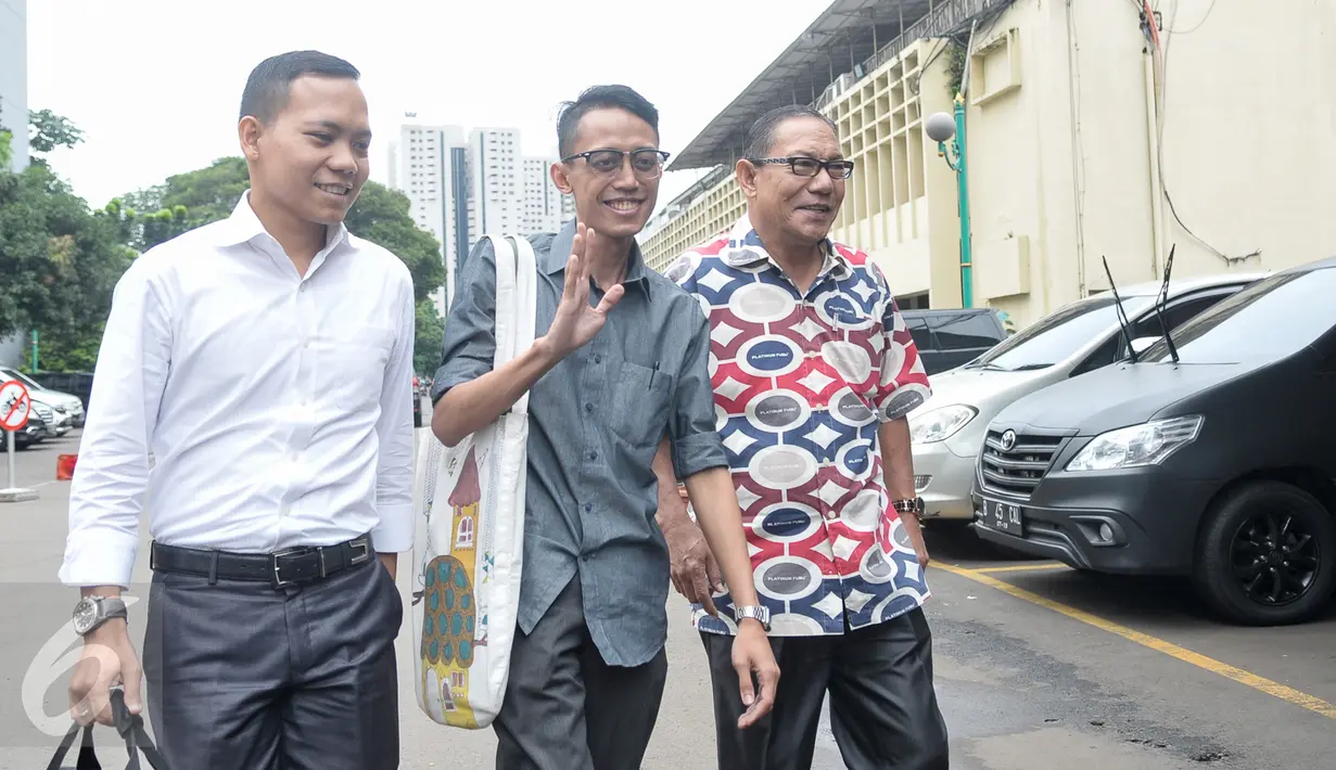 Ario Kiswinar menyapa awak media setibanya di Mapolda Metro Jaya, Jakarta, Jumat (14/10). Kiswinar dimitai keterangan terkait pelaporannya tentang pencemaran nama baik yang diduga dilakukan Mario Teguh. (Liputan6.com/Yoppy Renato) 