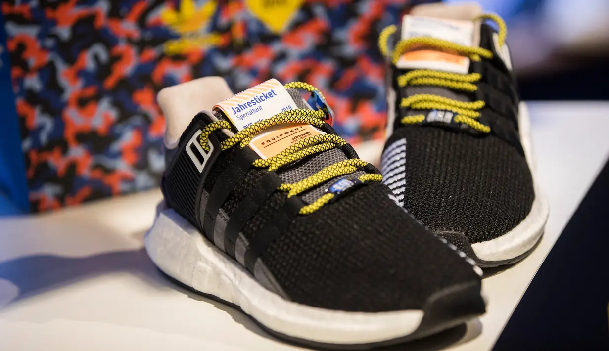 Sepasang sepatu Adidas/BVG (Berlin Transport) yang dijual di toko Overkill di Berlin, Jerman, Selasa (16/1). Ratusan pembeli rela mengantre demi mendapatkan sepatu yang hanya tersedia sebanyak 500 pasang tersebut. (AFP PHOTO / Odd ANDERSEN)