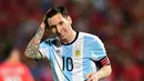 Lionel Messi hanya tersenyum saat gagal mencetak gol ke gawang Cile pada laga kualifikasi Piala Dunia 2018 di Stadion Nacional, Santiago, Cile, Kamis (24/3/2016).  Argentina menang 2-0. (AFP/Martin Bernetti)