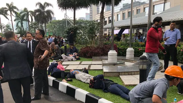Korban reruntuhan lantai balkon gedung BEI dibaringkan di atas rumput