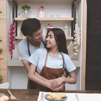 Makna pelukan dari belakang./Copyright shutterstock.com